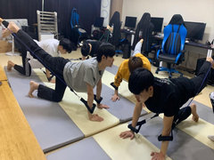 韩国Afreeca Freecs战队训练室秒变健身房，训练锻炼两不误