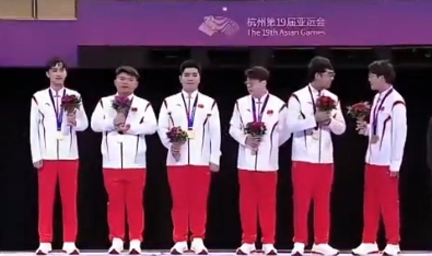 颁奖典礼：杭州亚运会刀塔项目中国队获得金牌