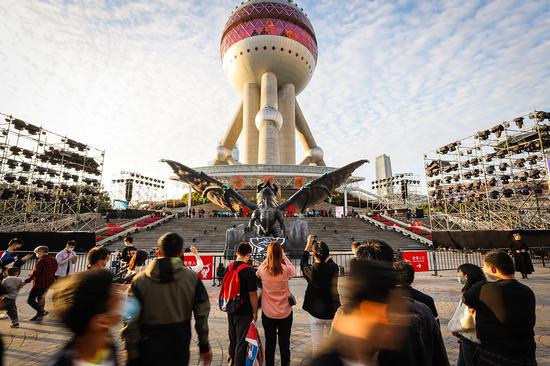 英雄联盟S10远古巨龙实体雕塑全球首秀 落地中国上海东方明珠塔