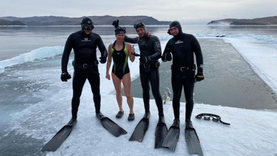 俄罗斯女子冰下游创世界纪录 零下22℃游85米