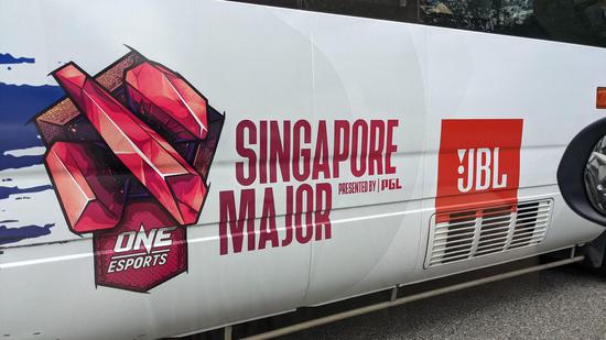 DOTA2 大战预热，新加坡出现Major主题巴士广告