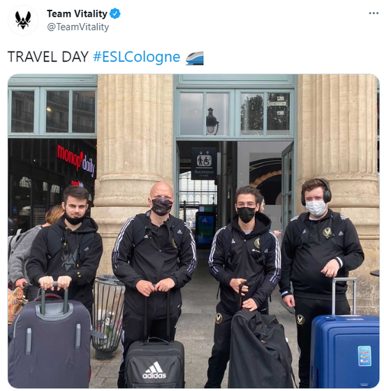 Vitality也在官推发布了队员们出征前的合影，现在队伍应该已经抵达科隆了